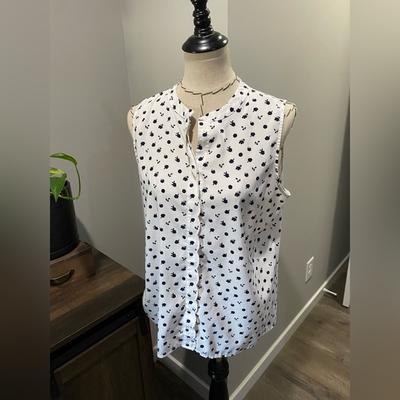 Ann Taylor Tops - Ann Taylor sleeveless blouse in black and white with flowers. Women’s size L